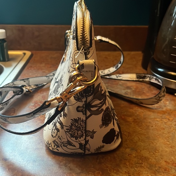 Cute as a button black and white purse! - Picture 5 of 10